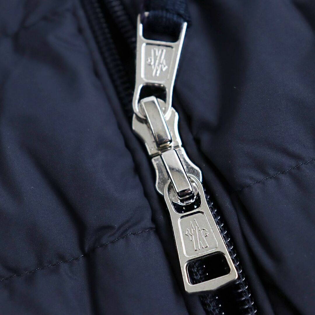 MONCLER(モンクレール)の未使用品●20SS MONCLER モンクレール YERES/イエール ロゴワッペン付 トリコロール ライトダウンジャケット ダークネイビー 3 正規品 メンズのジャケット/アウター(ダウンジャケット)の商品写真