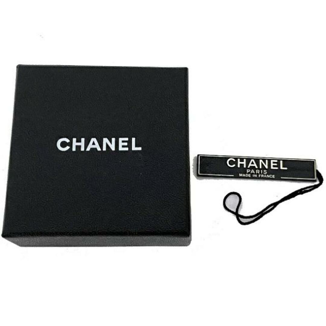 CHANEL(シャネル)のシャネル イヤリング ゴールド ホワイト アクセサリー GP ファッションパール 中古 96 P CHANEL ヴィンテージ フラワー パール 花 ロゴ ジュエリー 小物 レア モチーフ 人気 レディース 女性 パーティ オシャレ 上品 メンズのアクセサリー(リング(指輪))の商品写真