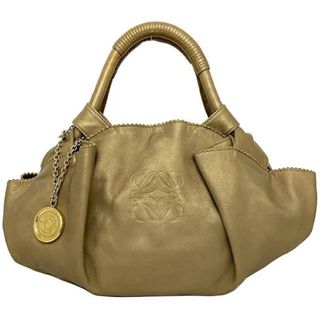 ロエベ(LOEWE)のロエベ ハンドバッグ ナッパアイレ ゴールド アナグラム 美品 ナッパレザー 中古 LOEWE チャーム付 ミニ ヴィンテージ マグネット ソフトレザー ファスナー 定番 人気 レディース 女性 シンプル ワンポイント ロゴ 軽量(ハンドバッグ)