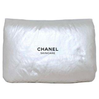 シャネル(CHANEL)のシャネル トラベル ポーチ ホワイト パールホワイト 未使用 美品 ナイロン 中古 CHANEL ノベルティ 小物入れ マグネット ロゴ ワンポイント シンプル 定番 人気 女性 レディース 高級感 上品 エレガンス オシャレ 白(ポーチ)