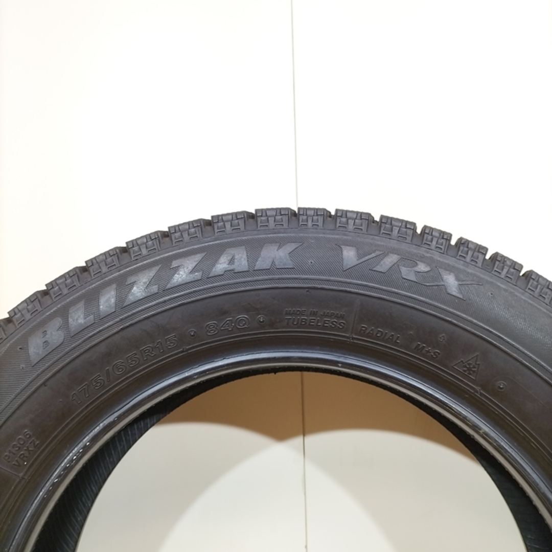 送料無料 BRIDGESTONE ブリヂストン 175/65R15 84Q BLIZZAK VRX 冬タイヤ スタッドレスタイヤ 4本セット [ W2796 ] 【中古タイヤ】 自動車/バイクの自動車(タイヤ・ホイールセット)の商品写真