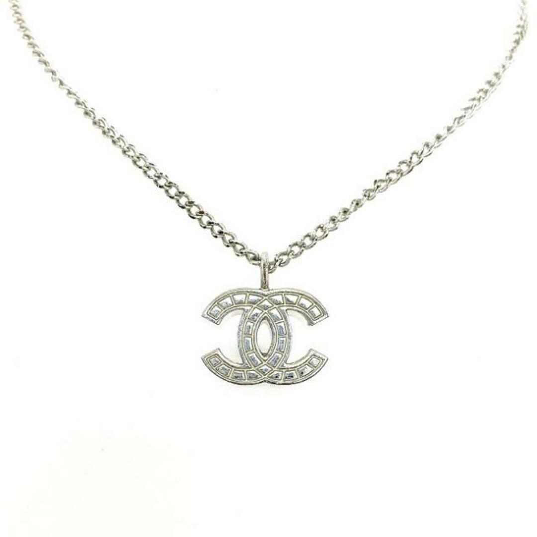 CHANEL(シャネル)のシャネル ネックレス シルバー ココマーク 美品 金属素材 中古 CHANEL チョコバー ペンダント アクセサリー ヴィンテージ ジュエリー 定番 人気 レディース ブランドジュエリー 女性 宝飾 ロゴ 格子柄 シンプル オシャレ メンズのアクセサリー(ネックレス)の商品写真