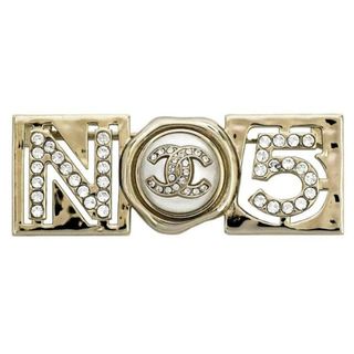 シャネル(CHANEL)のシャネル ブローチ ゴールド ホワイト NO5 美品 GP フェイクパール ラインストーン 中古 B22 S CHANEL アクセサリー パール 5番 ヴィンテージ ココマーク ストーン N5 定番 人気 ブランドアクセ(コサージュ/ブローチ)