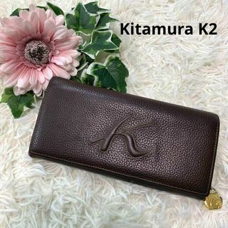 キタムラ(Kitamura)のB82. キタムラK2 長財布 かぶせタイプ ブラウン Kロゴ ゴールドチャーム(財布)