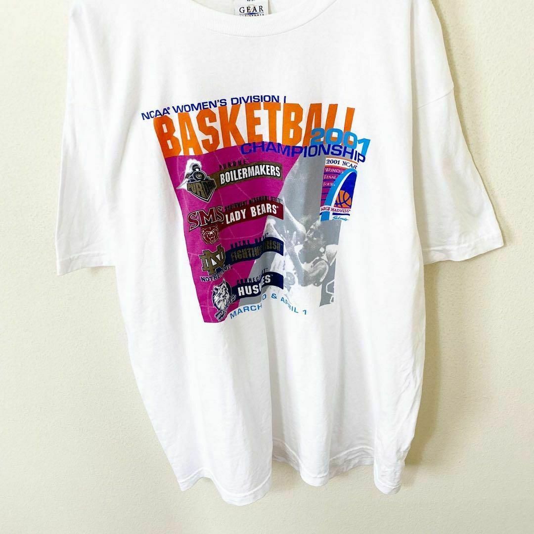 00s GEAR NCAA プリント　Tシャツ　半袖　古着　ヴィンテージ メンズのトップス(Tシャツ/カットソー(半袖/袖なし))の商品写真