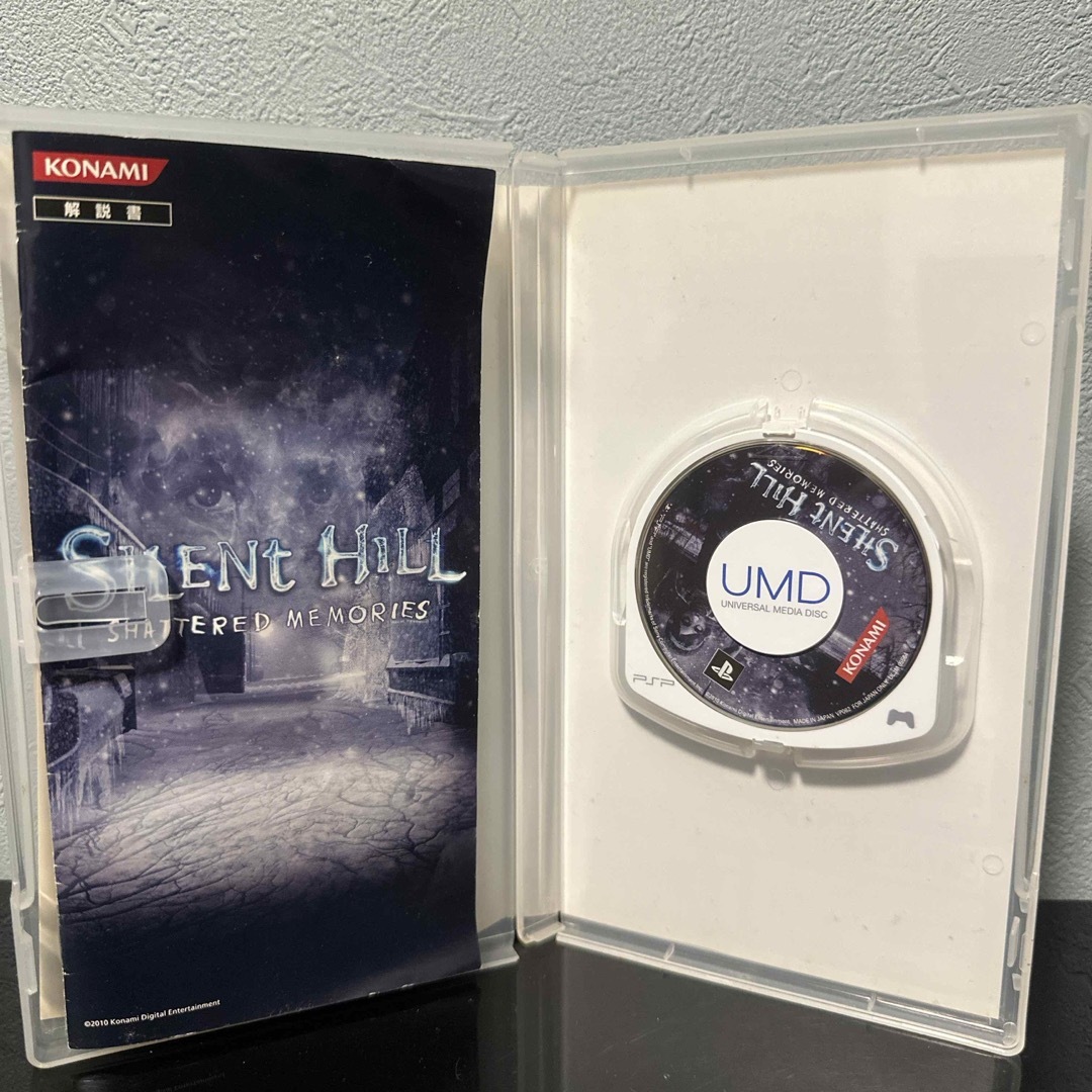 PlayStation Portable(プレイステーションポータブル)のSILENT HILL -SHATTERED MEMORIES-（サイレントヒル エンタメ/ホビーのゲームソフト/ゲーム機本体(携帯用ゲームソフト)の商品写真