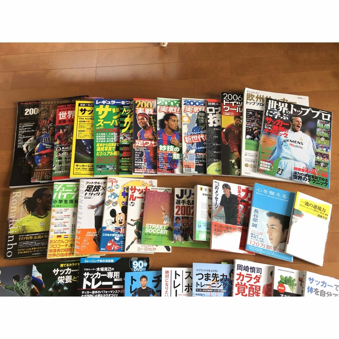 ☆超豪華！　サッカー関連本　40冊セット！　おまけ付き！ エンタメ/ホビーの本(趣味/スポーツ/実用)の商品写真