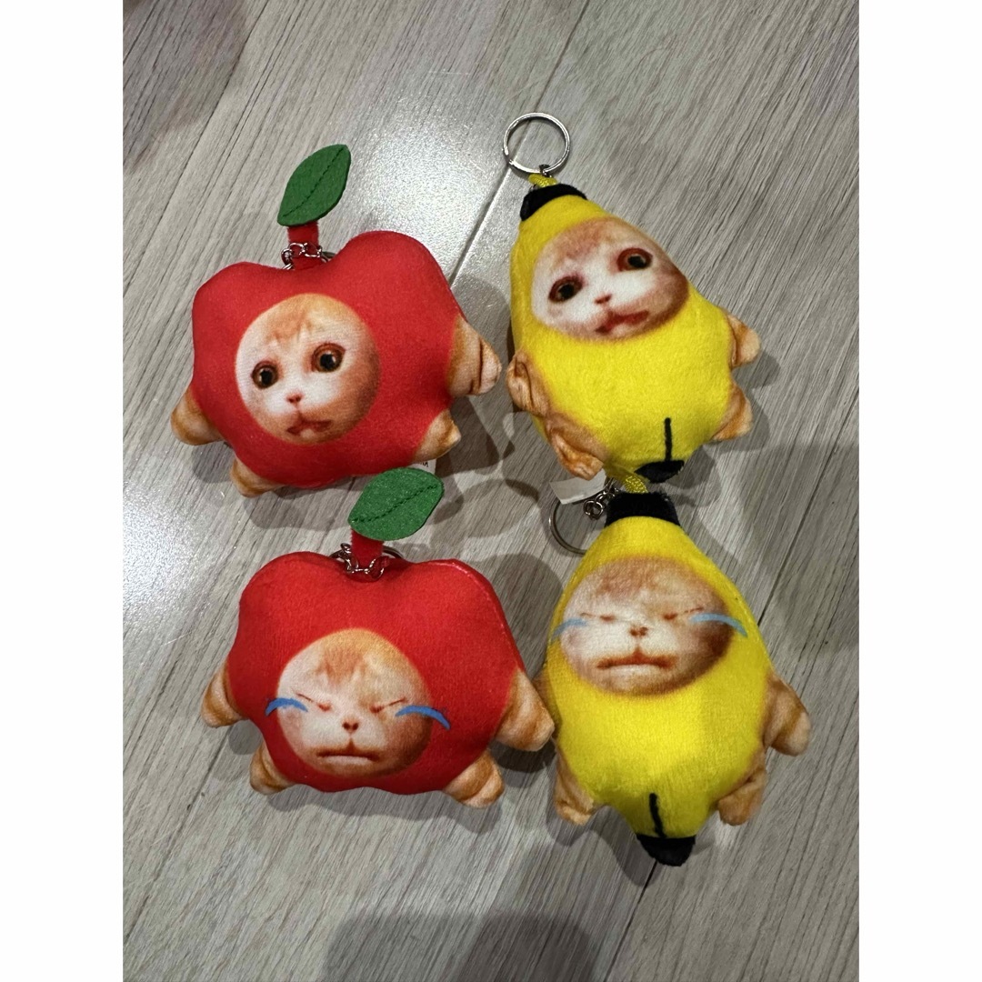 TikTok SNS バナナ猫 りんご猫 猫ミーム キーホルダー 4個セット エンタメ/ホビーのおもちゃ/ぬいぐるみ(ぬいぐるみ)の商品写真