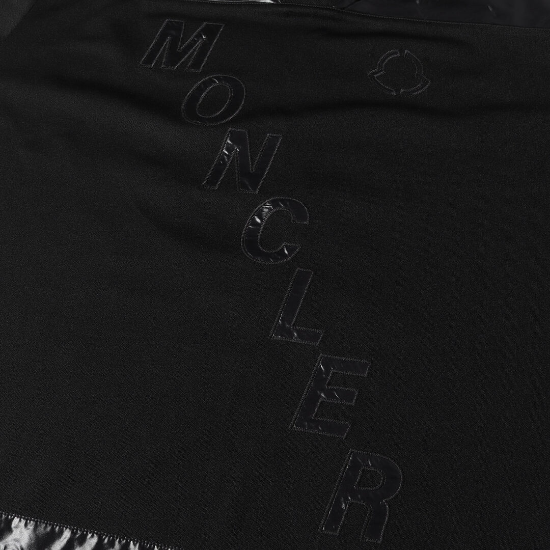 MONCLER(モンクレール)の美品 MONCLER モンクレール Tシャツ サイズ:S 22AW fragment design ホッケー シャツ ジャージー ロングスリーブTシャツ LS HOCKEY T-SHIRT トップス 長袖 カットソー フットボール ブラック 黒 イタリア製 ブランド コラボ【メンズ】【中古】 メンズのトップス(Tシャツ/カットソー(七分/長袖))の商品写真