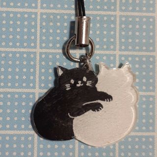 ハンドメイド　黒猫と白猫の　ストラップ　無料でファスナーチャームに変更可能(ストラップ/イヤホンジャック)