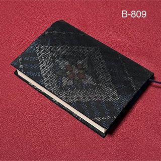 B-809再販　標準サイズ　ハンドメイド　大島紬　文庫本ブックカバー(ブックカバー)