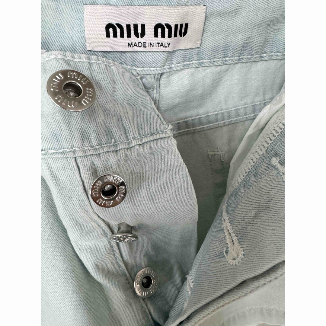 miumiu(ミュウミュウ)のMiu Miuロゴ入り デニム ショートパンツ レディースのパンツ(ショートパンツ)の商品写真