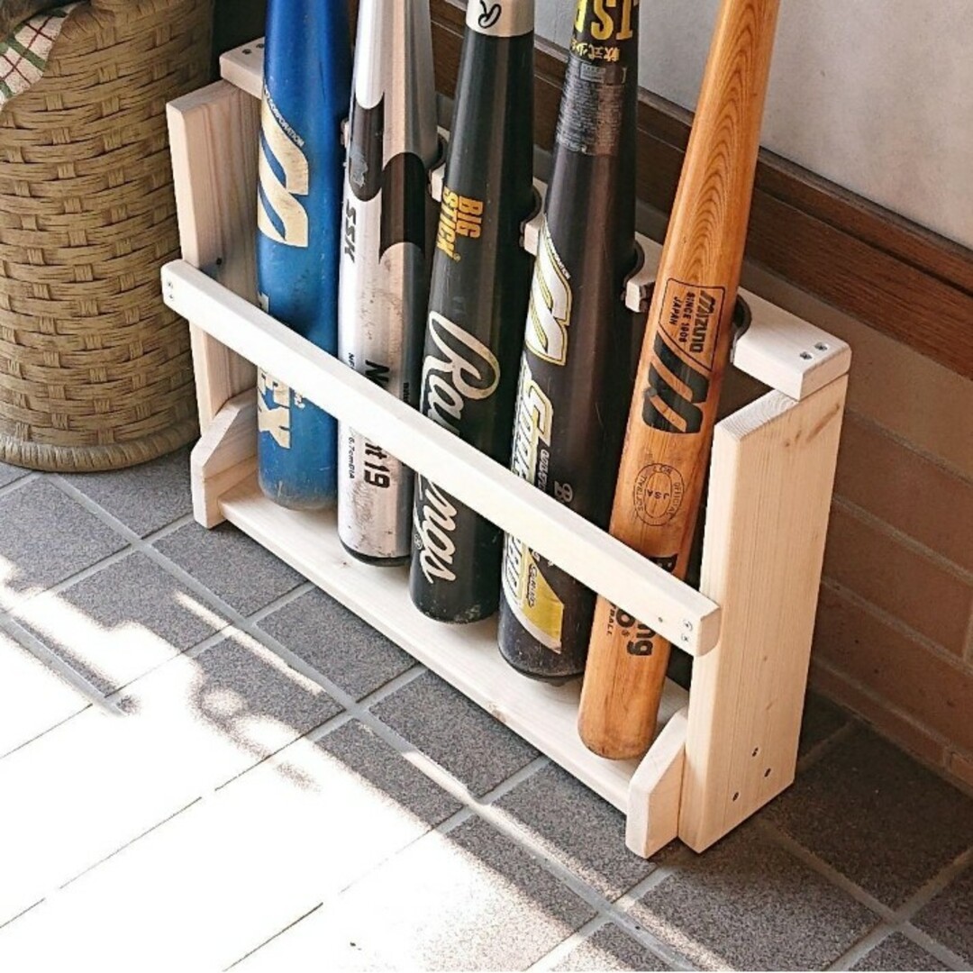 スタイリッシュ　バットスタンド　自立型　６本用　天然木製　完成品　匿名配送 スポーツ/アウトドアの野球(バット)の商品写真