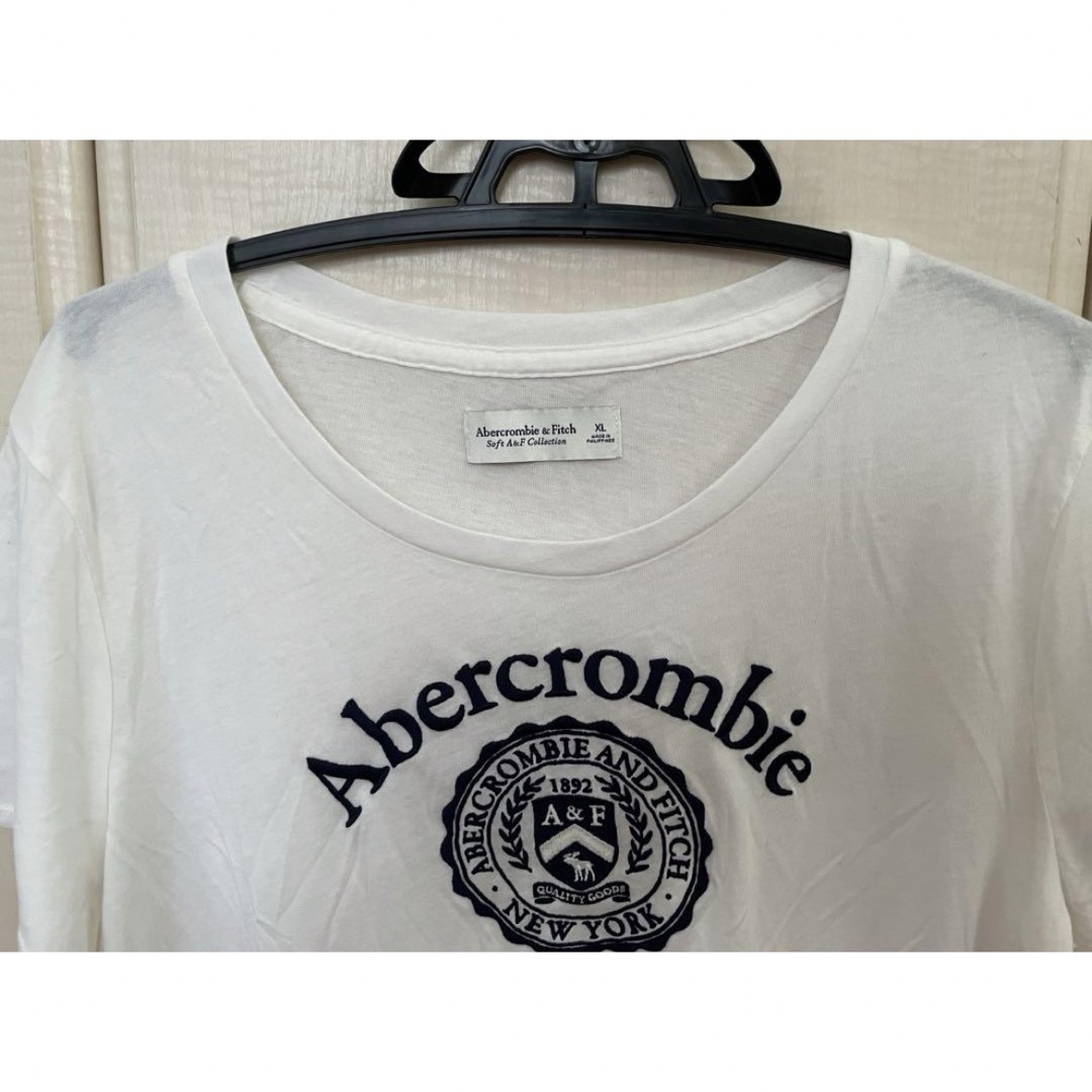 Abercrombie&Fitch(アバクロンビーアンドフィッチ)のAbercrombie & Fitch アバクロ　白Tシャツ トップス　夏服 レディースのトップス(Tシャツ(半袖/袖なし))の商品写真