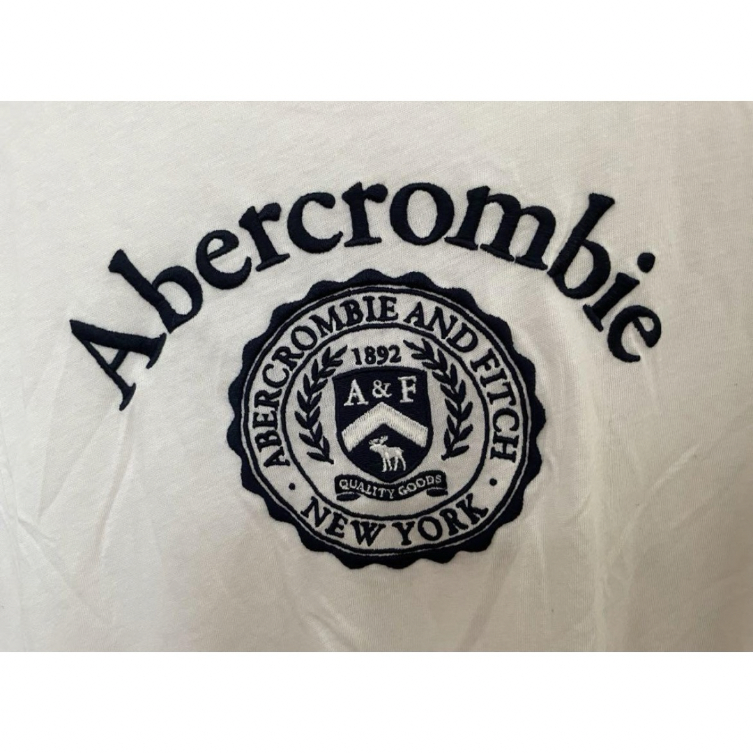 Abercrombie&Fitch(アバクロンビーアンドフィッチ)のAbercrombie & Fitch アバクロ　白Tシャツ トップス　夏服 レディースのトップス(Tシャツ(半袖/袖なし))の商品写真