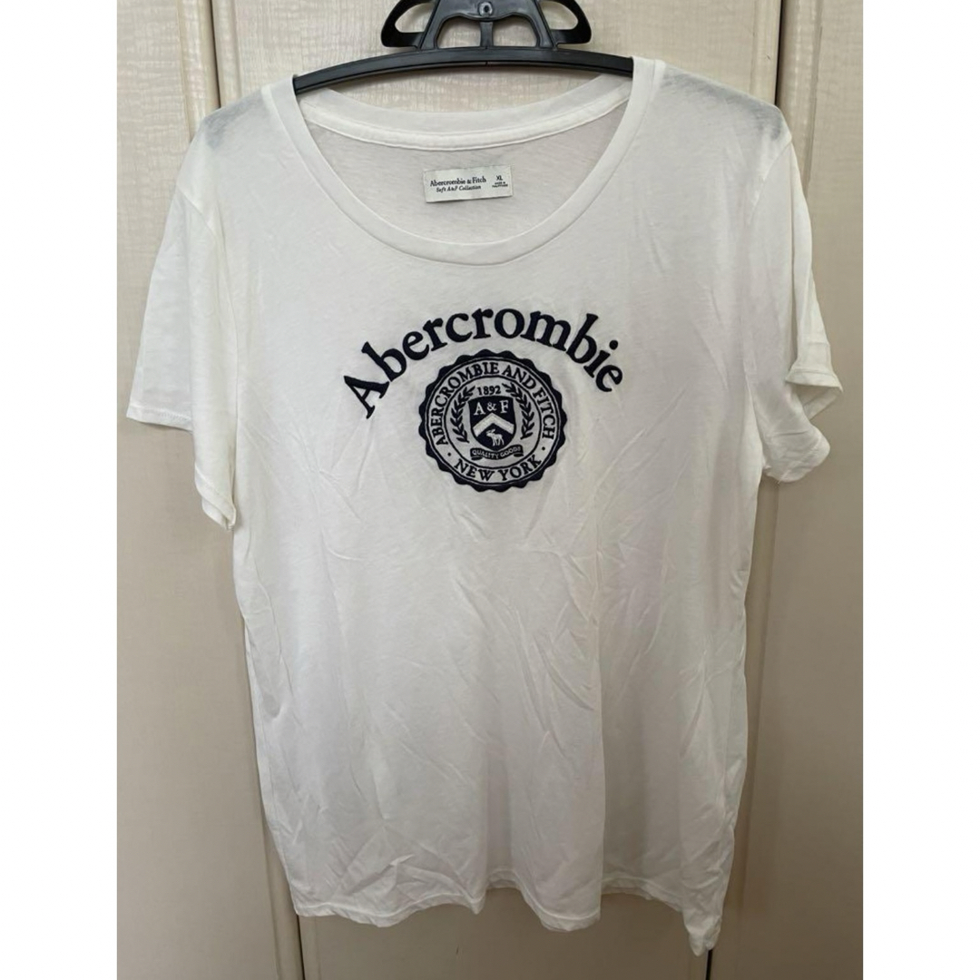 Abercrombie&Fitch(アバクロンビーアンドフィッチ)のAbercrombie & Fitch アバクロ　白Tシャツ トップス　夏服 レディースのトップス(Tシャツ(半袖/袖なし))の商品写真