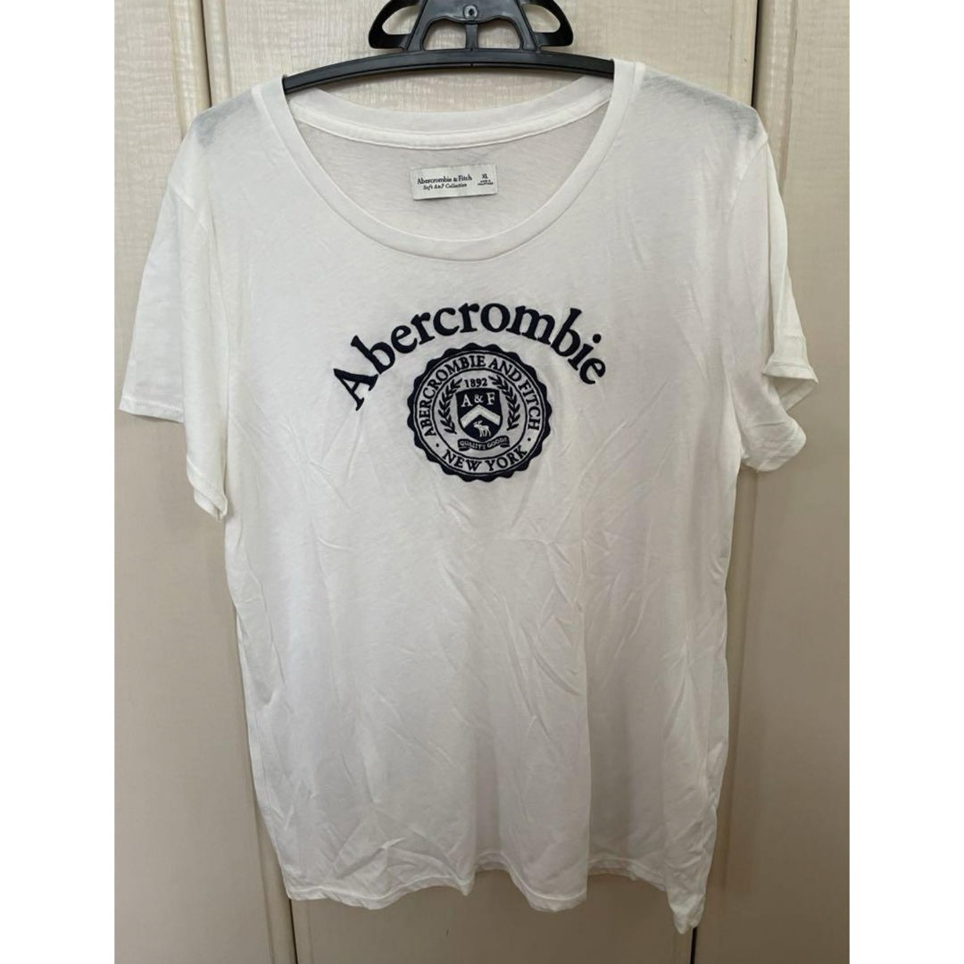 Abercrombie&Fitch(アバクロンビーアンドフィッチ)のAbercrombie & Fitch アバクロ　白Tシャツ トップス　夏服 レディースのトップス(Tシャツ(半袖/袖なし))の商品写真