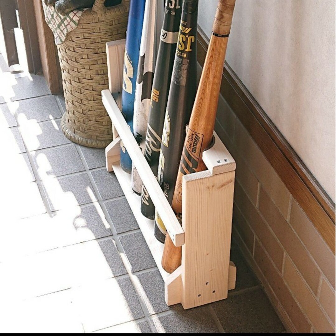 スタイリッシュ　バットスタンド　自立型　５本用　天然木製　完成品　匿名配送 スポーツ/アウトドアの野球(バット)の商品写真