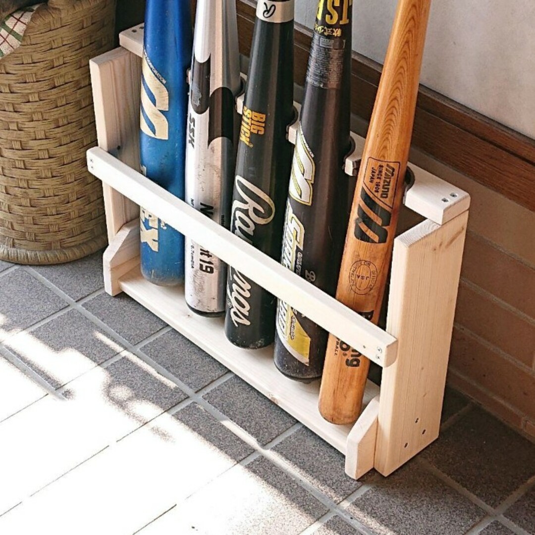 スタイリッシュ　バットスタンド　自立型　５本用　天然木製　完成品　匿名配送 スポーツ/アウトドアの野球(バット)の商品写真
