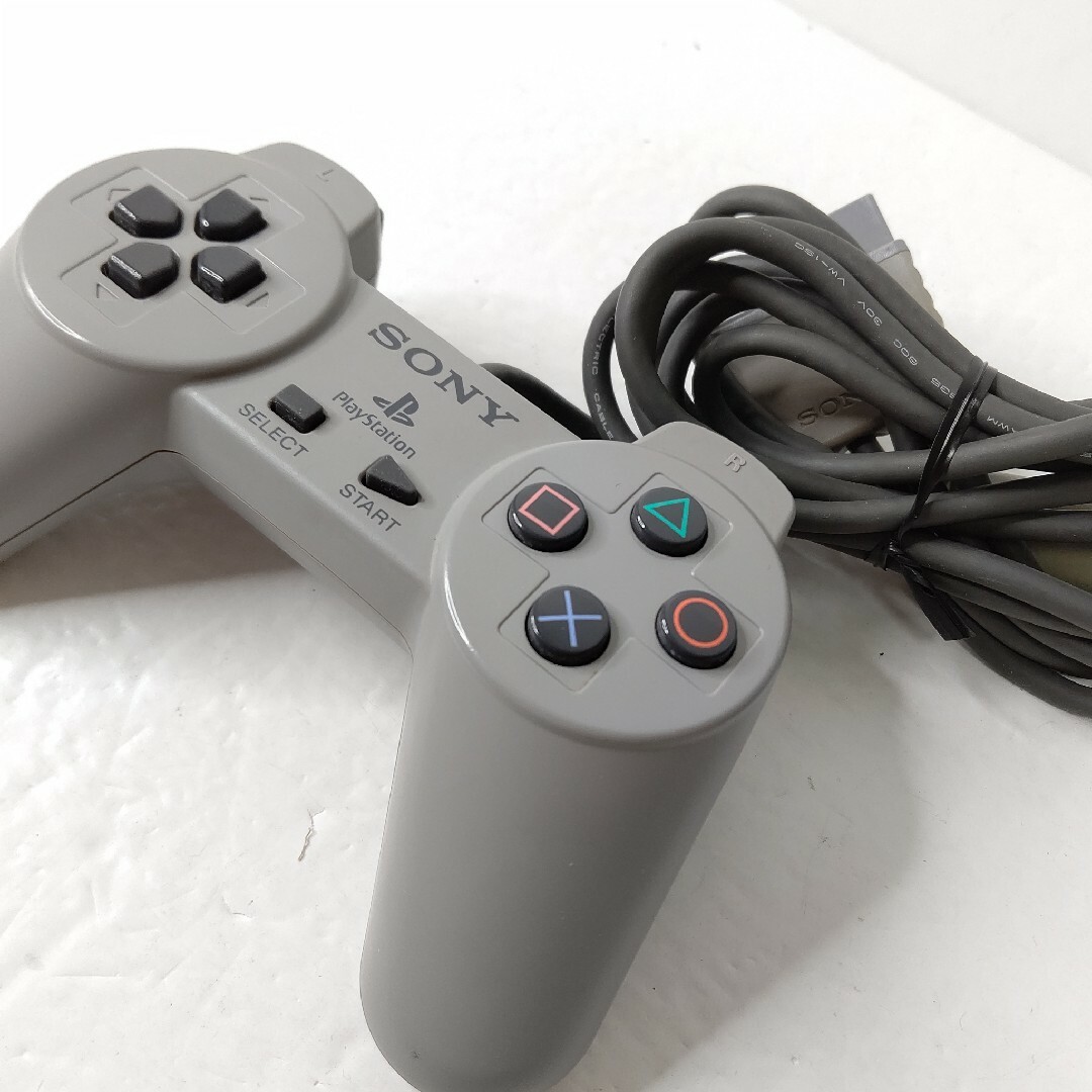SONY(ソニー)のソニー　PS PS2 コントローラー　グレー　ホワイト　美品　デュアルショック エンタメ/ホビーのゲームソフト/ゲーム機本体(その他)の商品写真