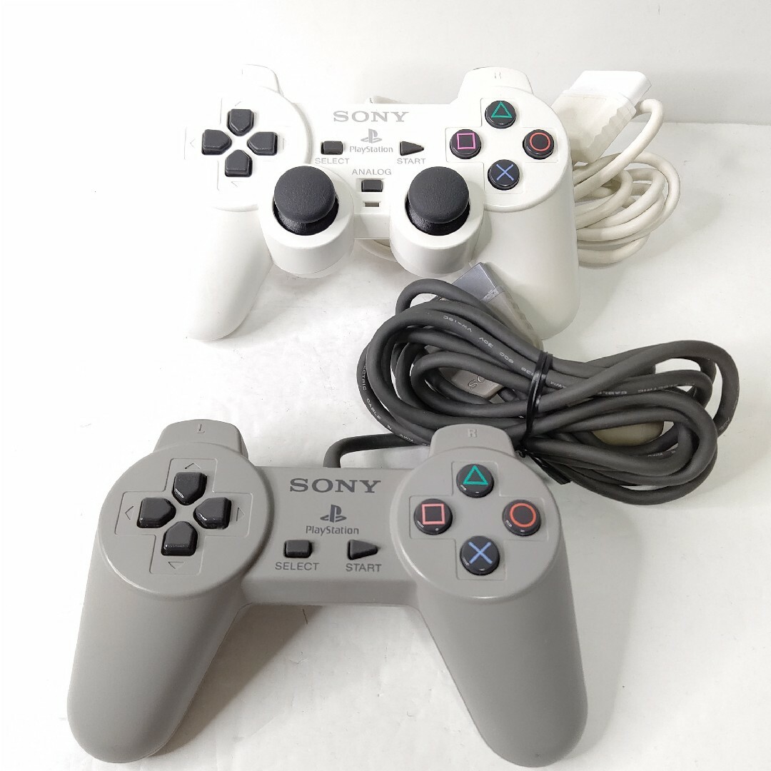 SONY(ソニー)のソニー　PS PS2 コントローラー　グレー　ホワイト　美品　デュアルショック エンタメ/ホビーのゲームソフト/ゲーム機本体(その他)の商品写真