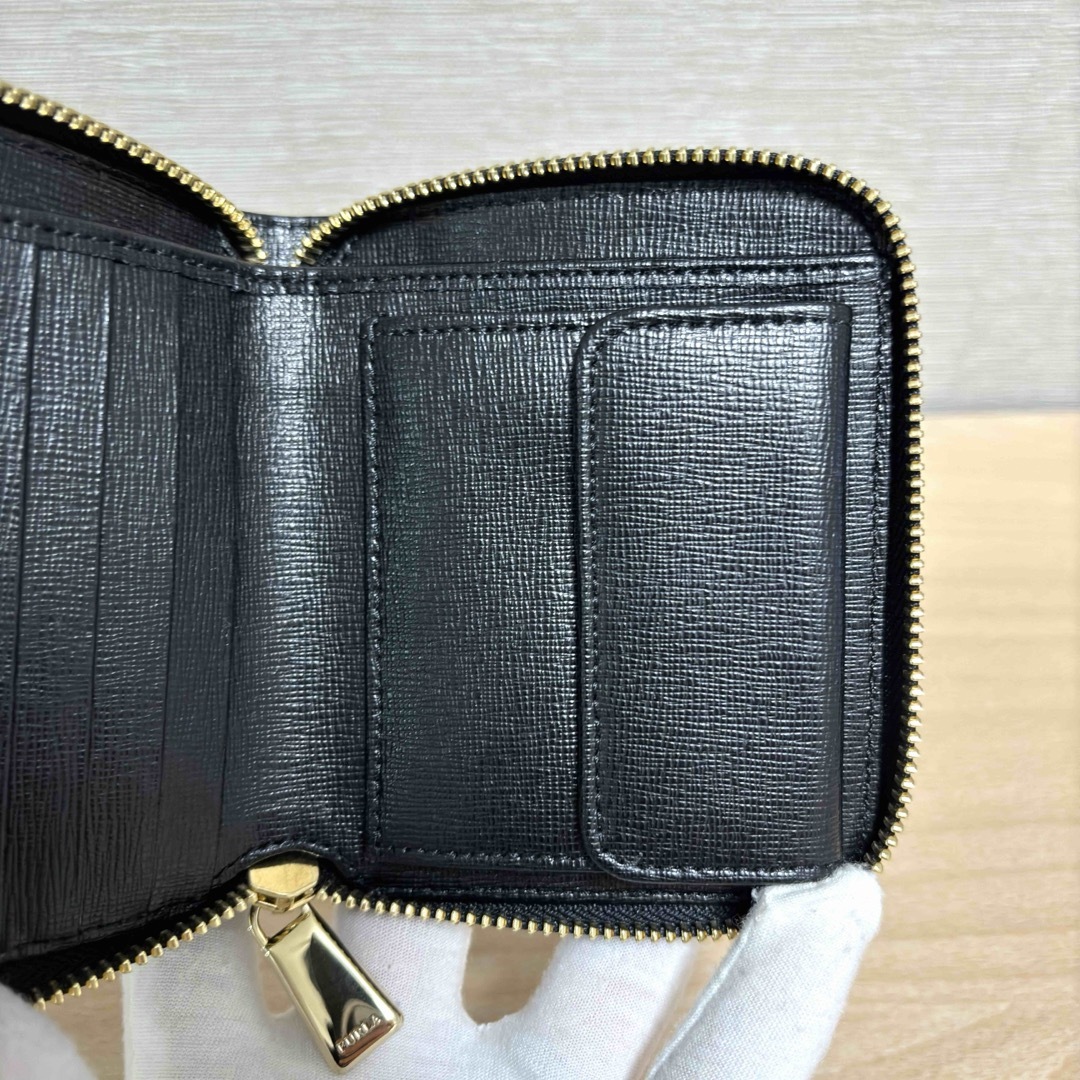 Furla(フルラ)の新品同様✨FURLA フルラ レザー ロゴプレート ラウンドジップ 二つ折り財布 レディースのファッション小物(財布)の商品写真