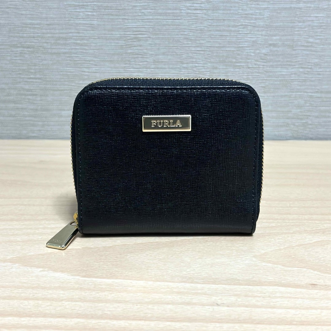 Furla(フルラ)の新品同様✨FURLA フルラ レザー ロゴプレート ラウンドジップ 二つ折り財布 レディースのファッション小物(財布)の商品写真