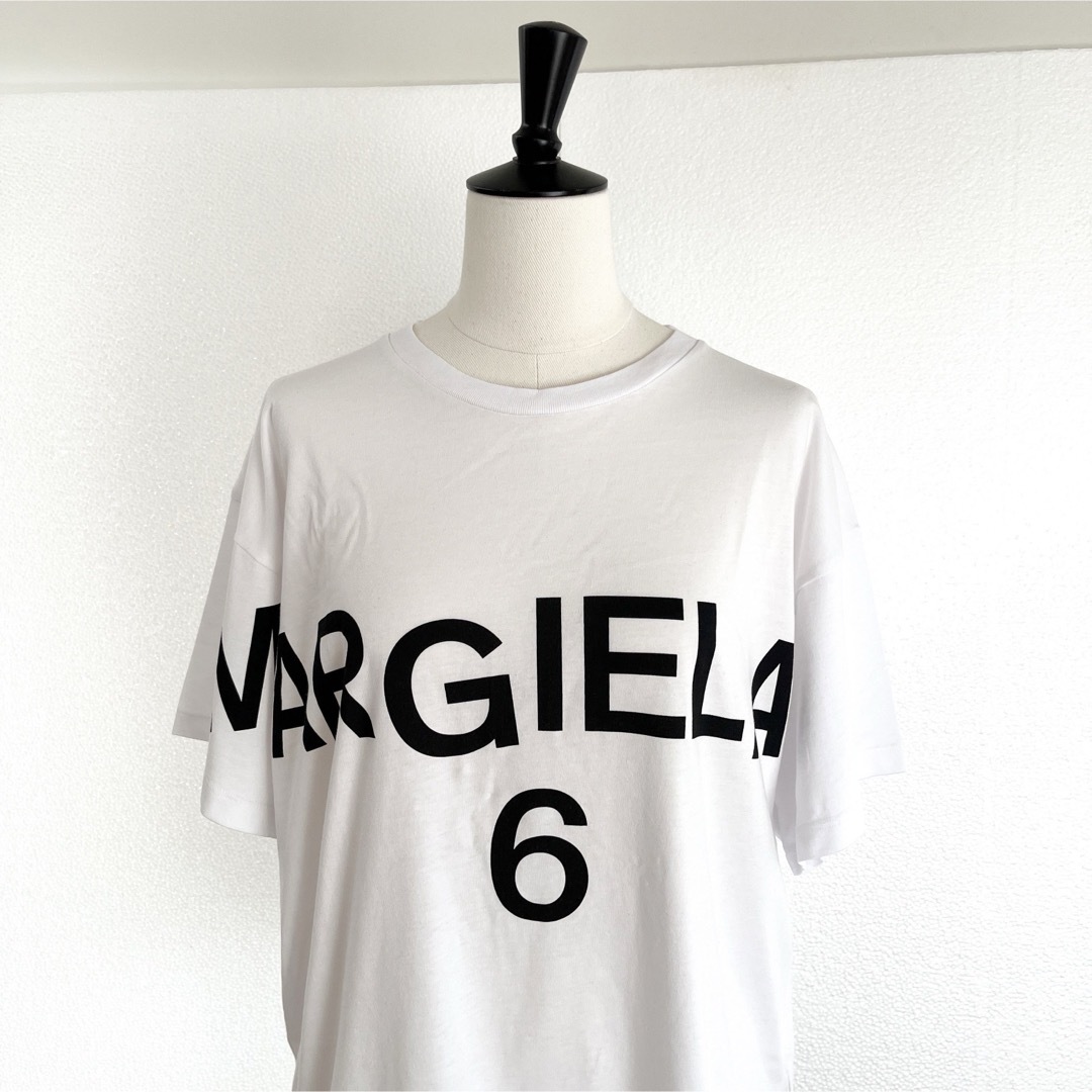 MM6(エムエムシックス)のMM6 Maison Margielaマルジェラ　オーバーロゴ半袖Tシャツ　白 レディースのトップス(Tシャツ(半袖/袖なし))の商品写真