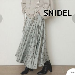 スナイデル(SNIDEL)のスナイデル　snidel スカート　サテン　花柄　サテンプリントスカート　水色(ロングスカート)