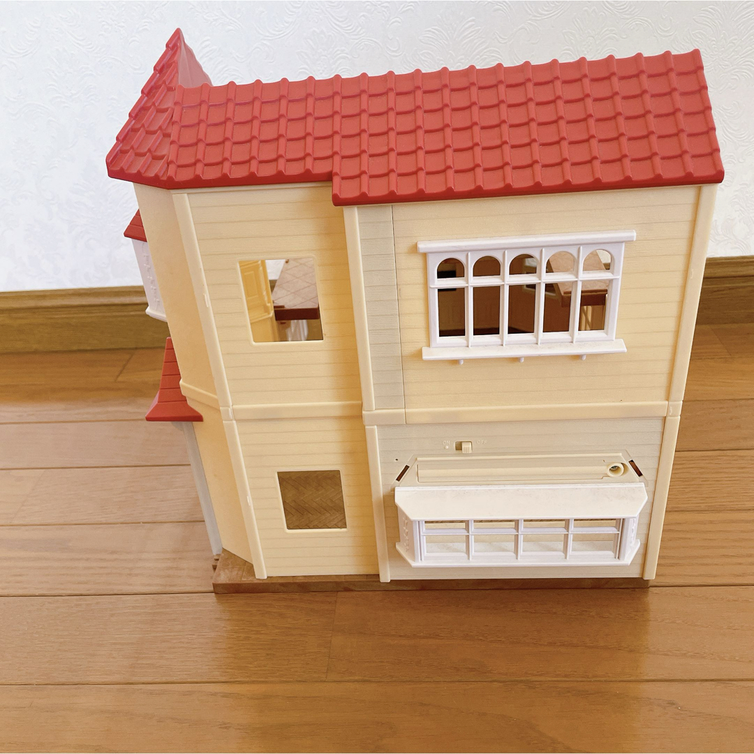 シルバニアファミリー(シルバニアファミリー)のシルバニアファミリー　赤い屋根の大きなお家 エンタメ/ホビーのおもちゃ/ぬいぐるみ(キャラクターグッズ)の商品写真