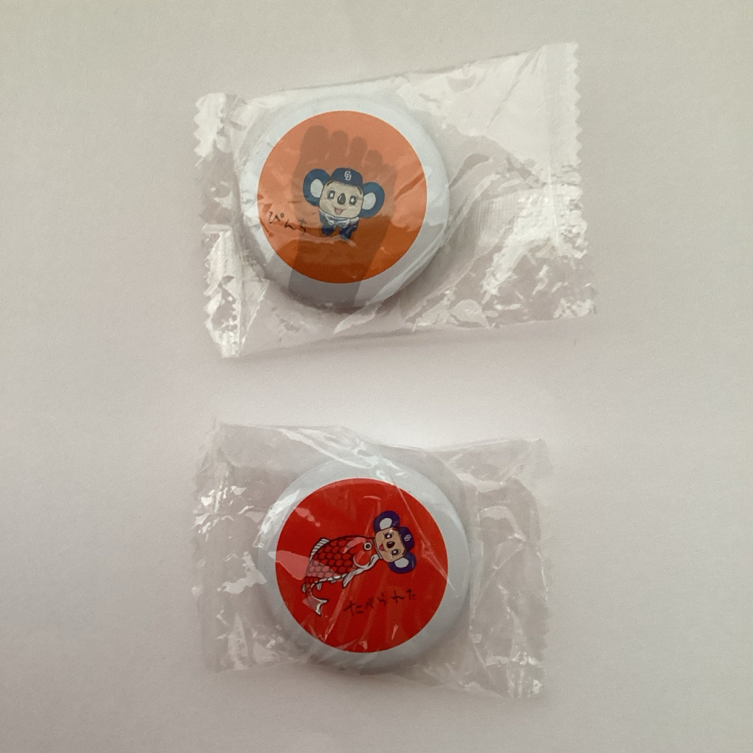 ドアラ　缶バッジ　2個　(巨人、広島) スポーツ/アウトドアの野球(記念品/関連グッズ)の商品写真