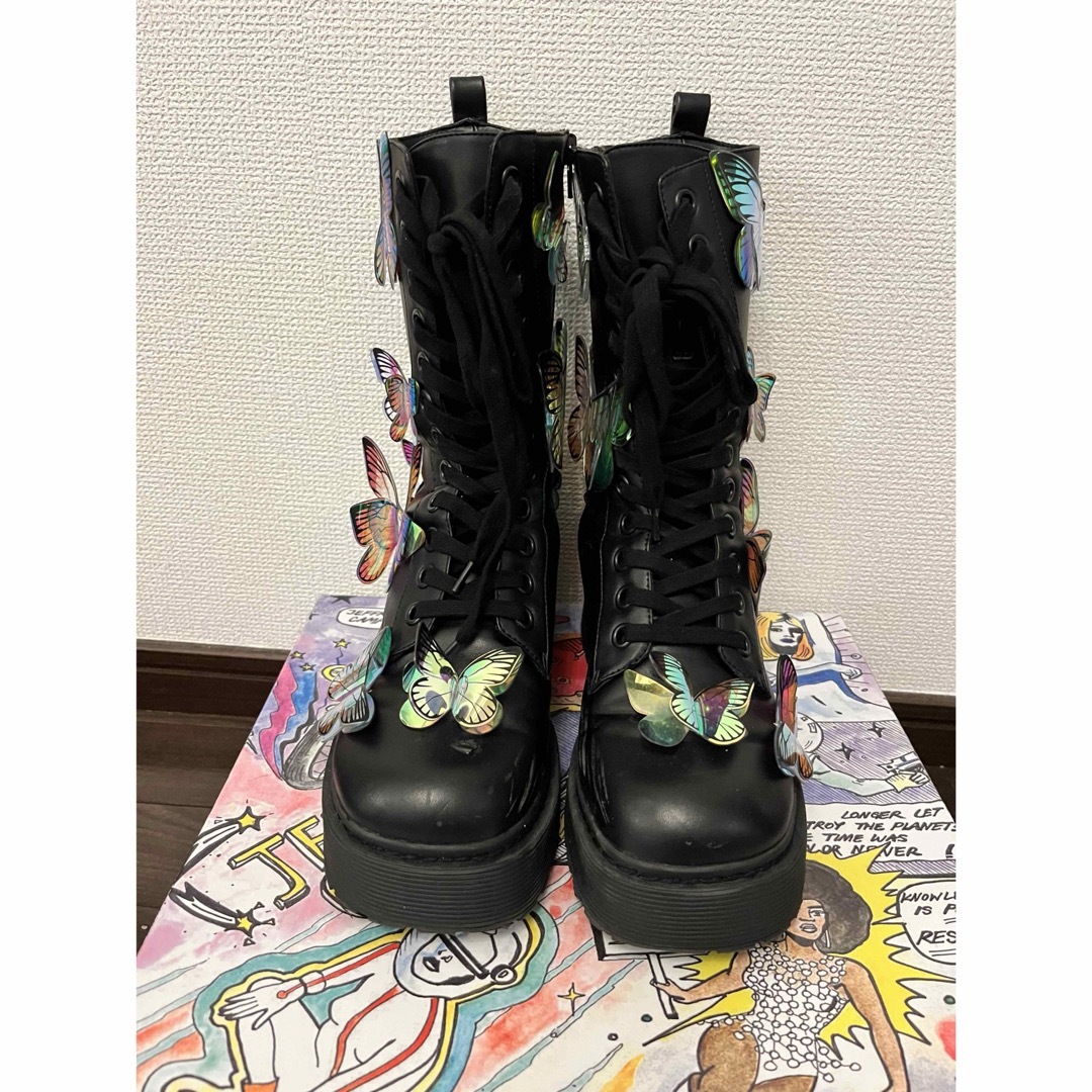 JEFFREY CAMPBELL(ジェフリーキャンベル)の【Just About】バタフライモチーフレースアップブーツ レディースの靴/シューズ(ブーツ)の商品写真