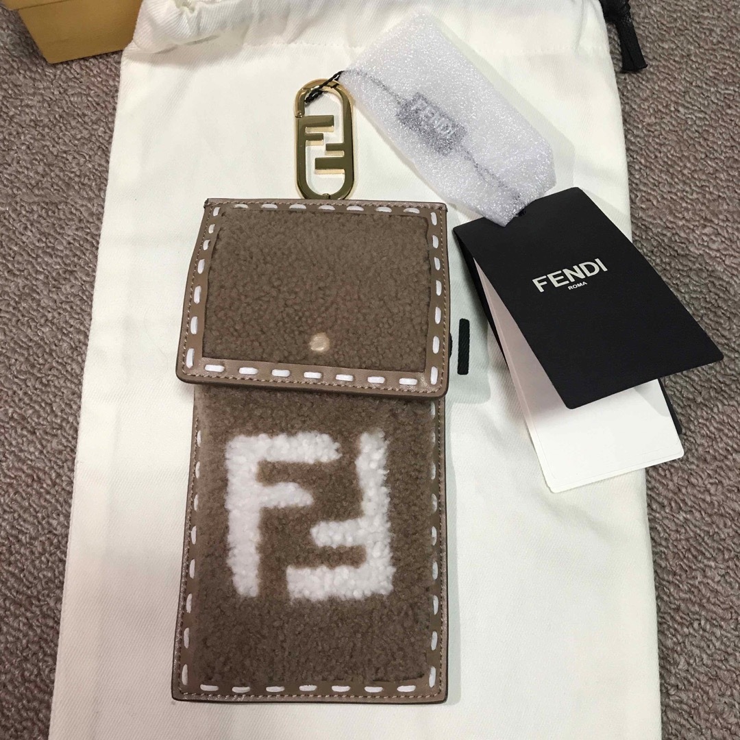 FENDI(フェンディ)の新品未使用 フェンディ スマホケース 付属品完備   レディースのバッグ(その他)の商品写真