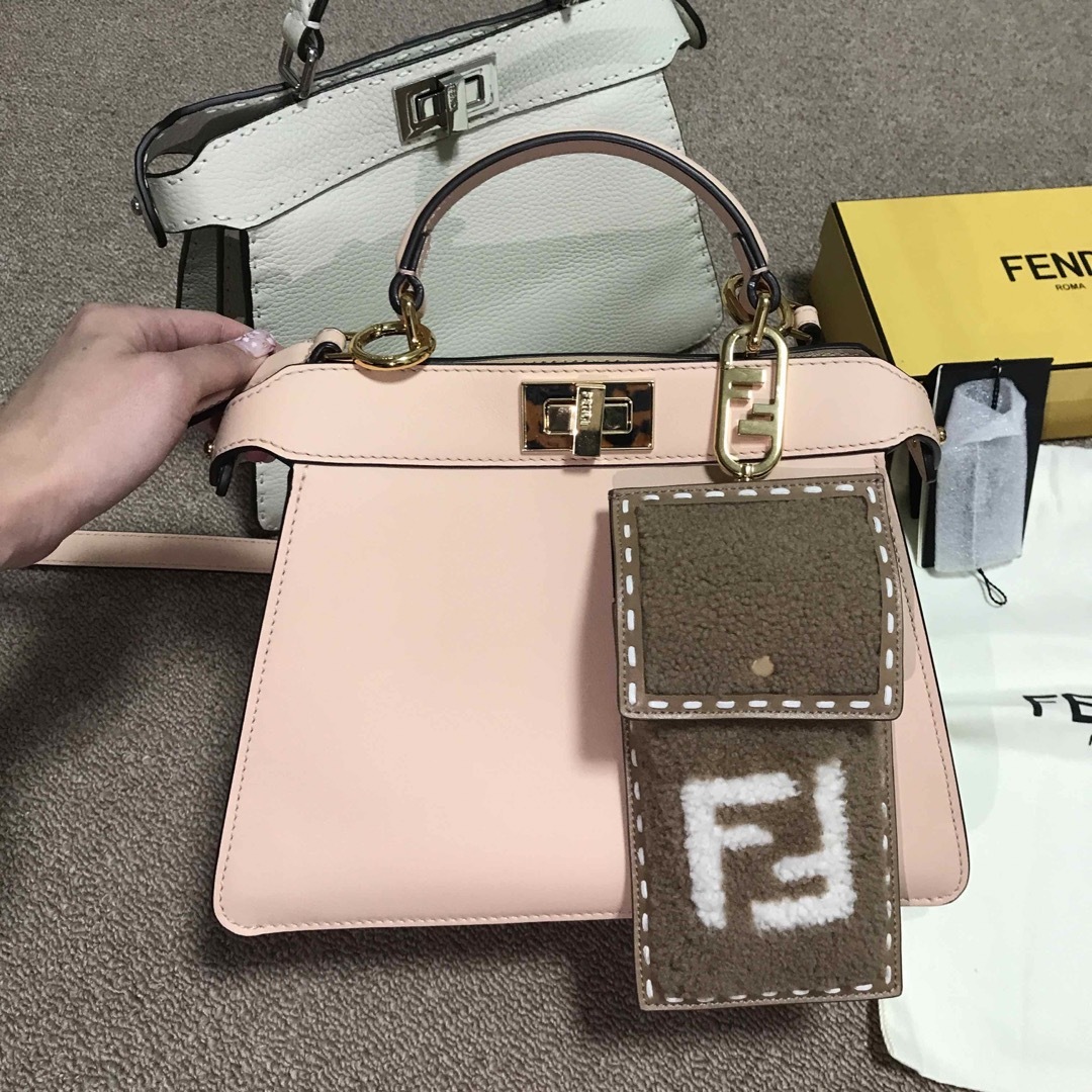 FENDI(フェンディ)の新品未使用 フェンディ スマホケース 付属品完備   レディースのバッグ(その他)の商品写真