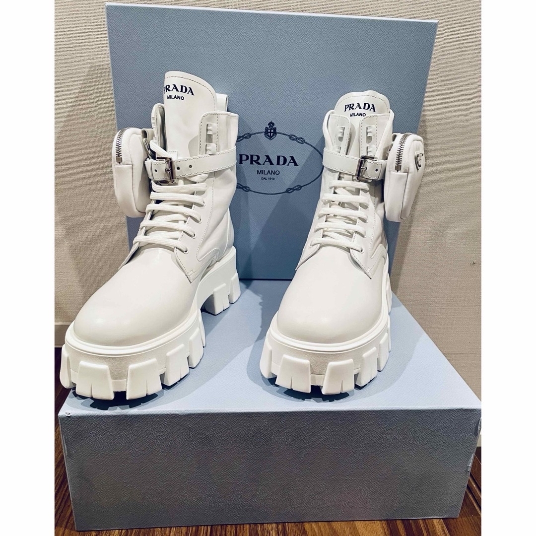 PRADA(プラダ)の超希少 プラダ ブラッシュドロワレザー&ナイロン コンバットブーツ ホワイト41 メンズの靴/シューズ(ブーツ)の商品写真
