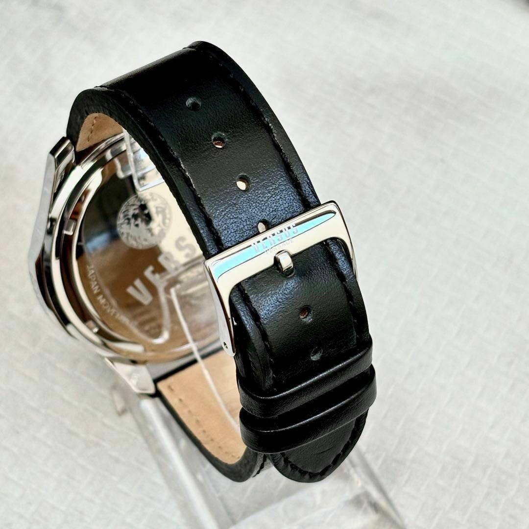 VERSACE(ヴェルサーチ)の新品ヴェルサス ヴェルサーチ クオーツ メンズ腕時計 シルバー ブラック レザー メンズの時計(腕時計(アナログ))の商品写真