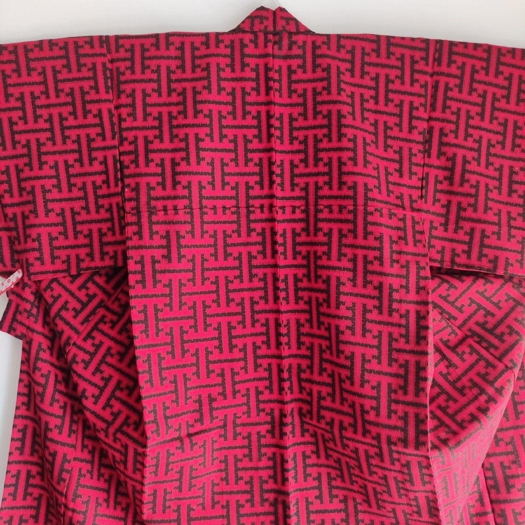 Grimoire(グリモワール)のヴィンテージ着物 ウール 秋名バラ♪アンティーク 幾何学 赤黒 昭和レトロ レディースの水着/浴衣(着物)の商品写真
