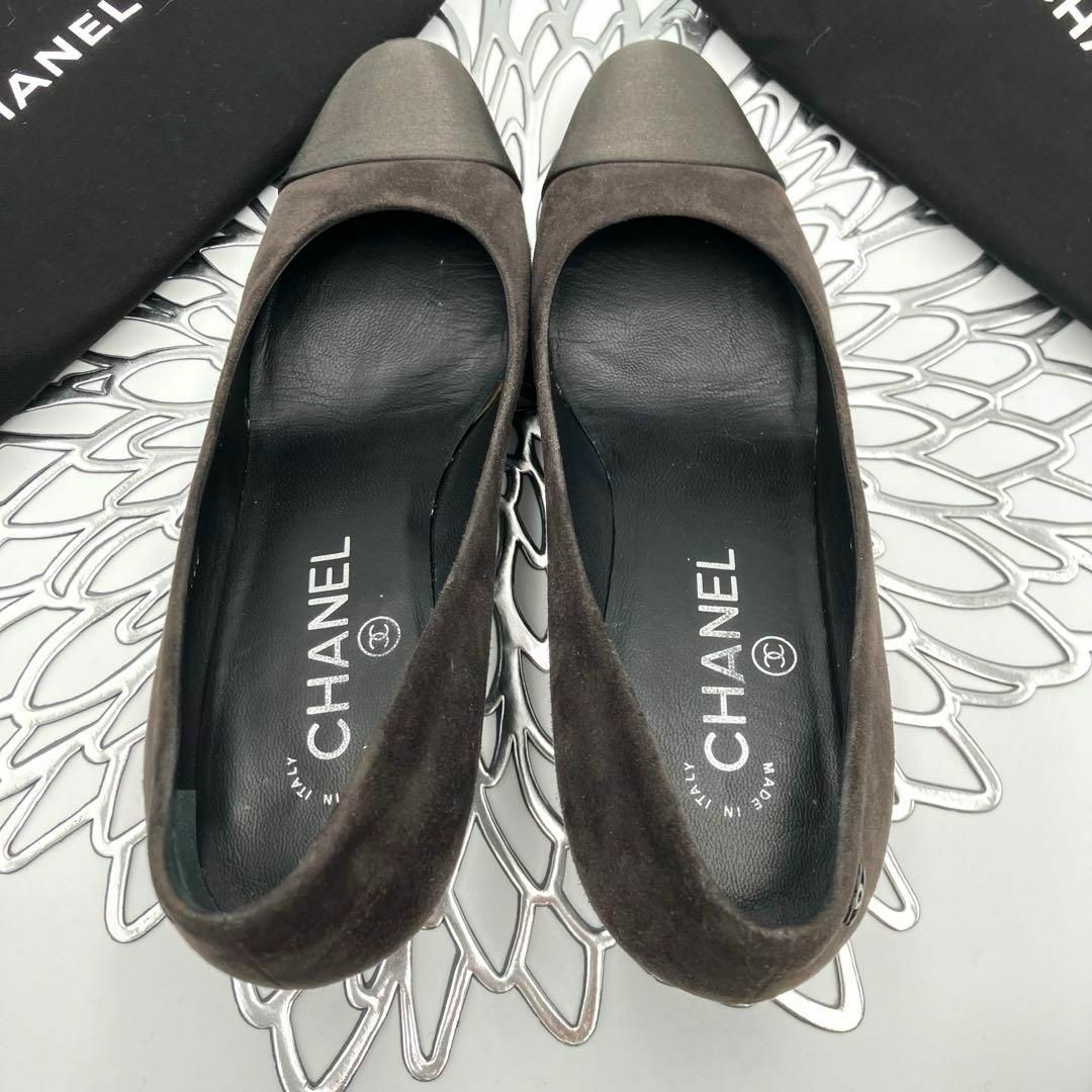 CHANEL(シャネル)の【美品】シャネル パンプス ブラック  シルバー ココマーク スエード シルク レディースの靴/シューズ(ハイヒール/パンプス)の商品写真