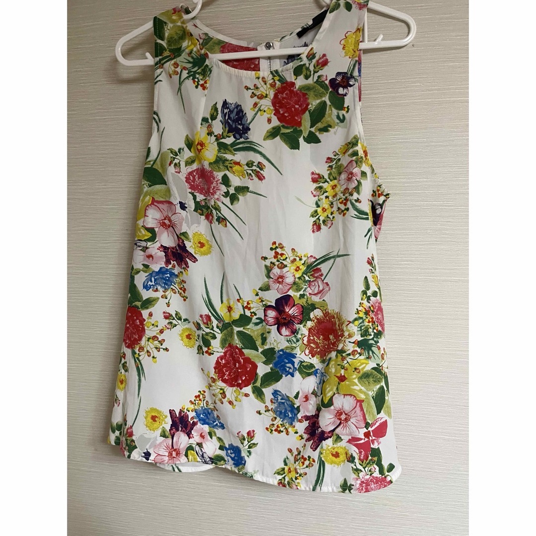 FOREVER 21(フォーエバートゥエンティーワン)の花柄 チュニックブラウス レディースのトップス(シャツ/ブラウス(半袖/袖なし))の商品写真