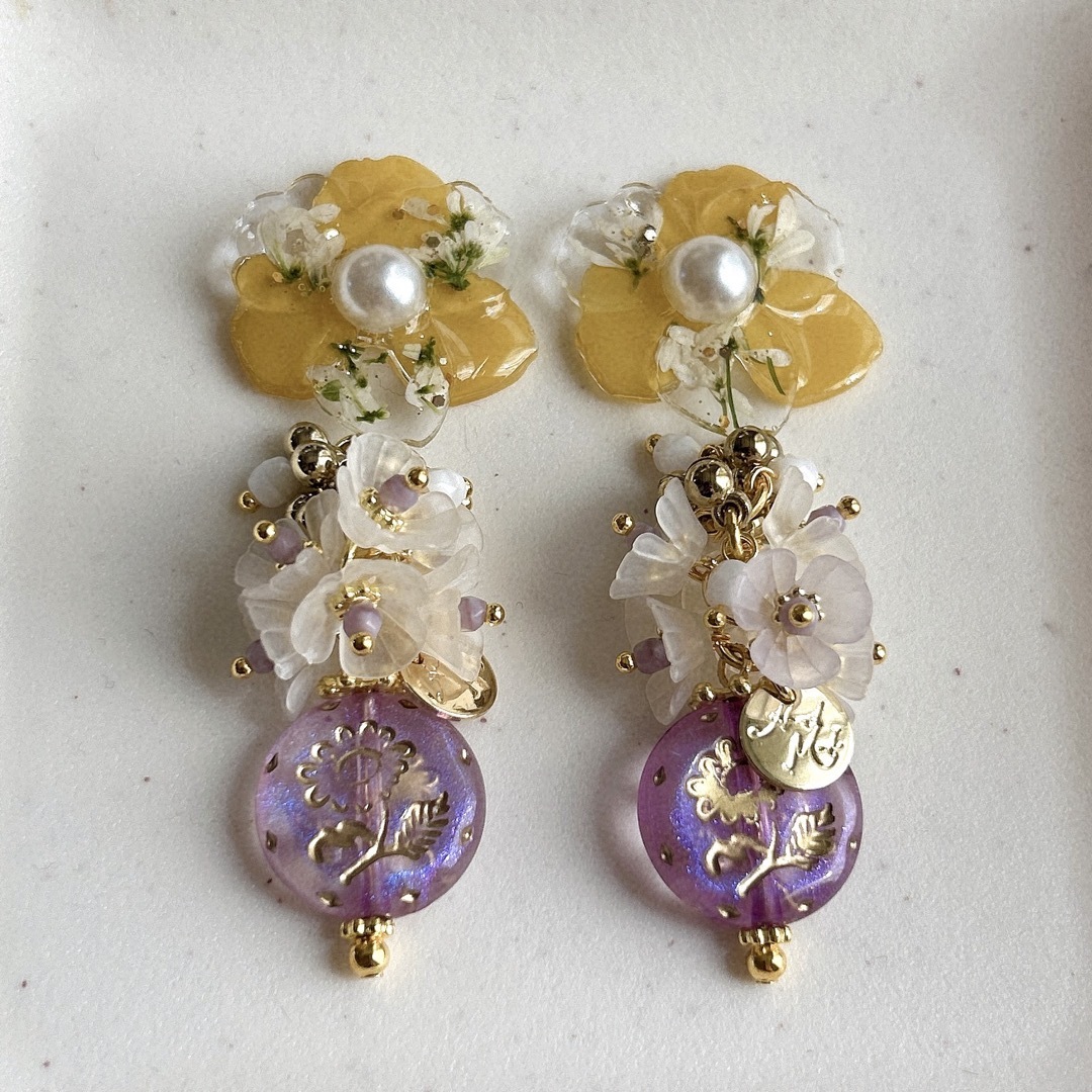 春 レジン フラワー× 小花 チェコビーズ★ピアス✳︎イヤリング 春ピアス　梅春 ハンドメイドのアクセサリー(ピアス)の商品写真