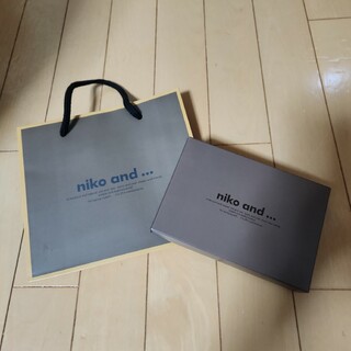 ニコアンド(niko and...)のNiko and… ショッパー&チョコレートの箱 brown(ショップ袋)