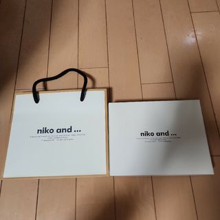 Niko and… ショッパー&チョコレートの箱 White