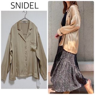 スナイデル(SNIDEL)の【新品タグ付】SNIDELサテンブラウス　ライトベージュ　フリーサイズ(シャツ/ブラウス(長袖/七分))