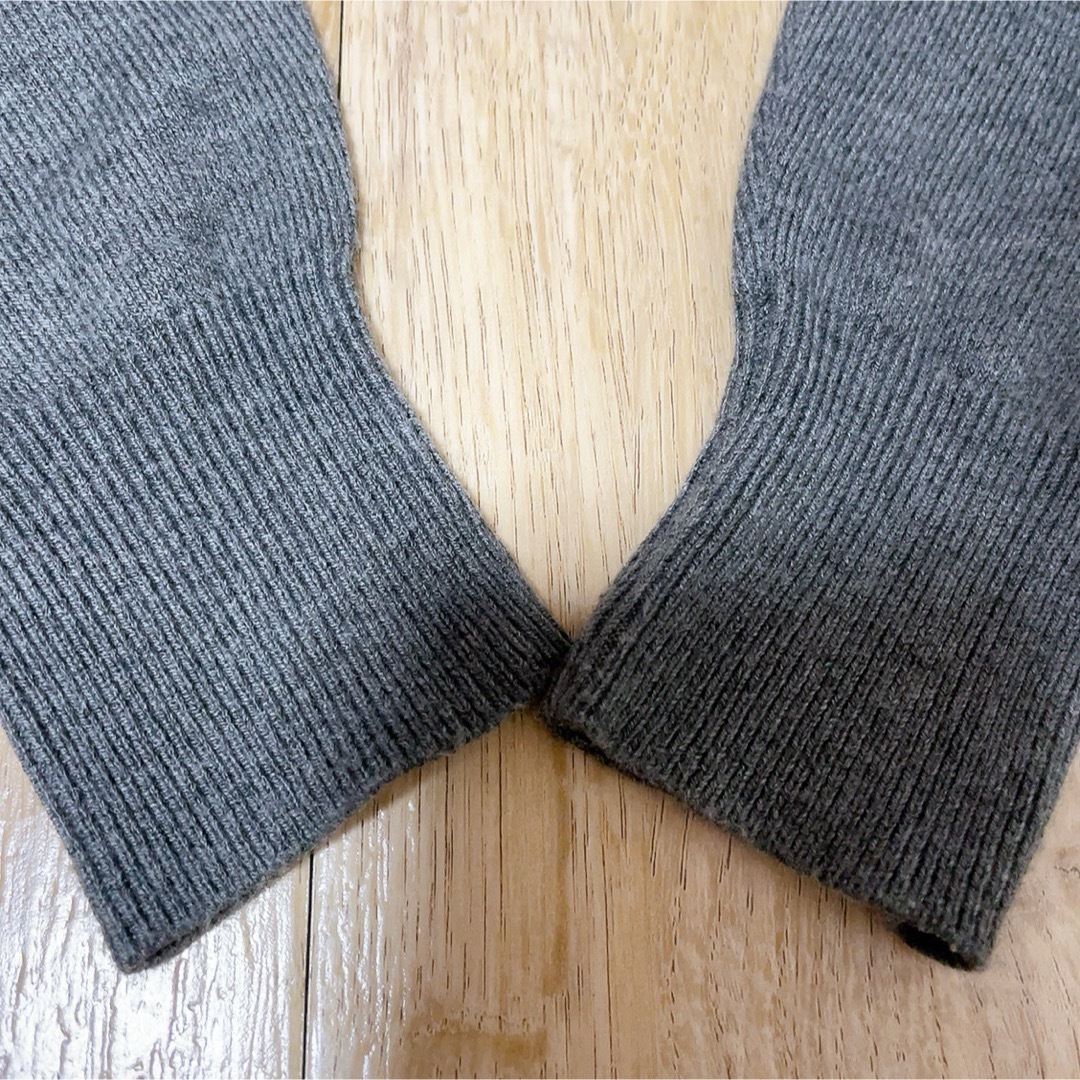 GU(ジーユー)の春服 薄手ニット トップス グレー 肩フリル❤︎Mサイズ レディースのトップス(ニット/セーター)の商品写真