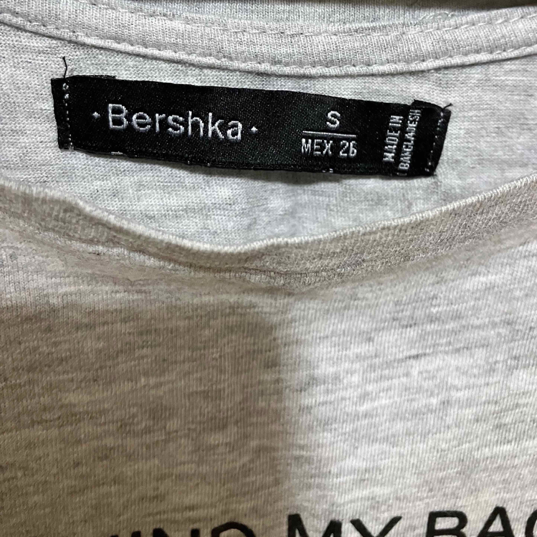 Bershka(ベルシュカ)のBershka ベルシュカ　Tシャツ　ロゴ　グレー　半袖　バックプリント レディースのトップス(Tシャツ(半袖/袖なし))の商品写真