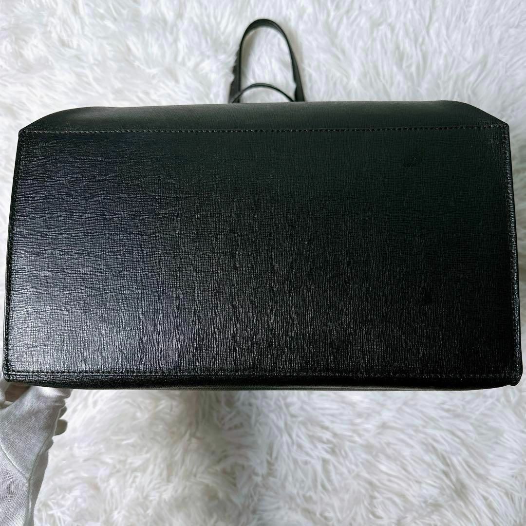美品】フルラ トートバッグ サリー M ロゴ刻印 レザー A4可 ブラック 美品】フルラ トートバッグ サリー M ロゴ刻印 レザー A4可 ブラック