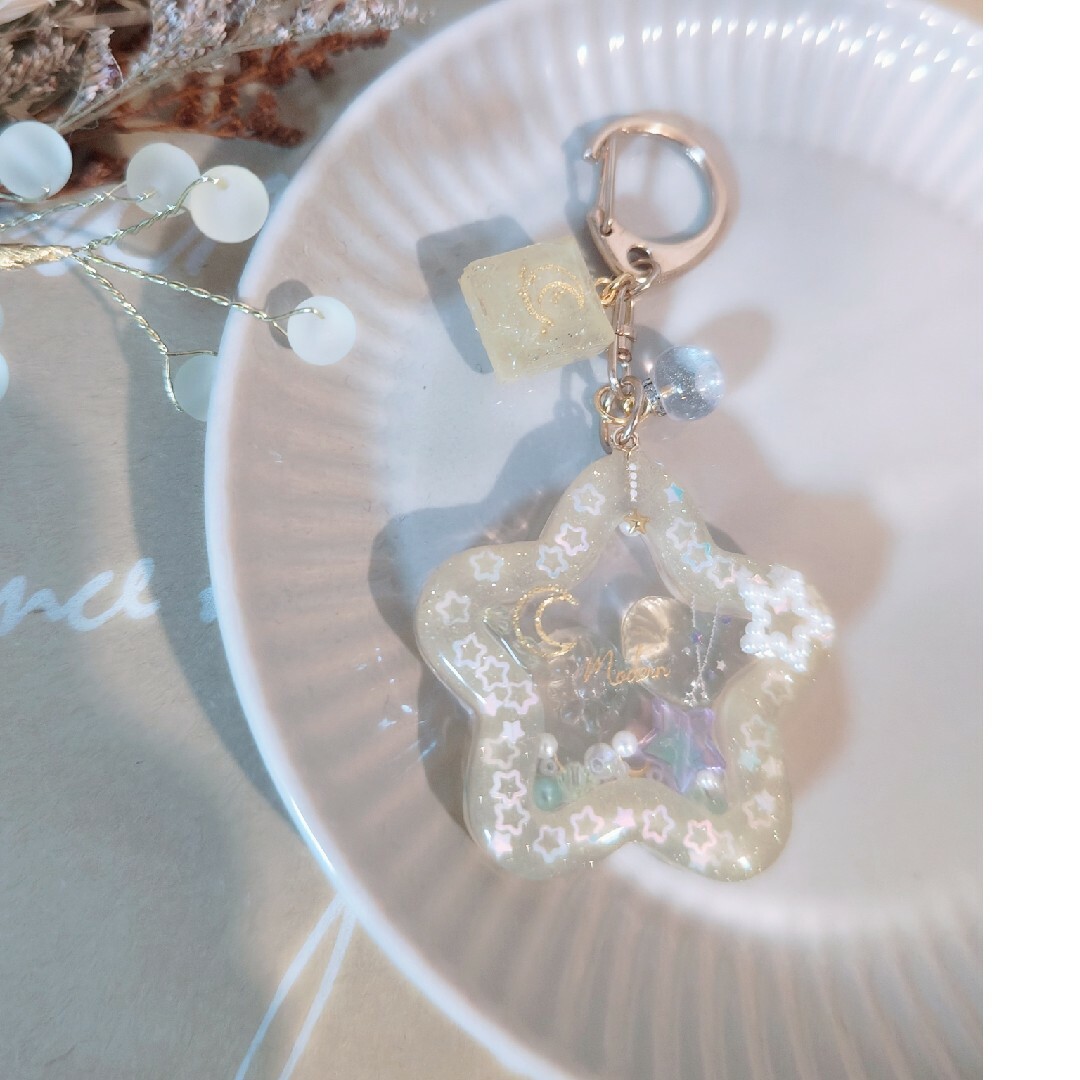 星型　パール　ビーズドロップ飴　シャカシャカチャーム　キーホルダー　流れ星　月 ハンドメイドのファッション小物(バッグチャーム)の商品写真