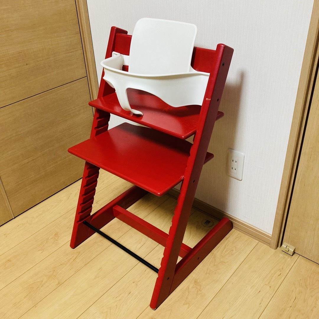 Stokke(ストッケ)のSTOKKE ストッケ トリップトラップ 赤 ベビーセット 白（V3）付き キッズ/ベビー/マタニティの寝具/家具(その他)の商品写真