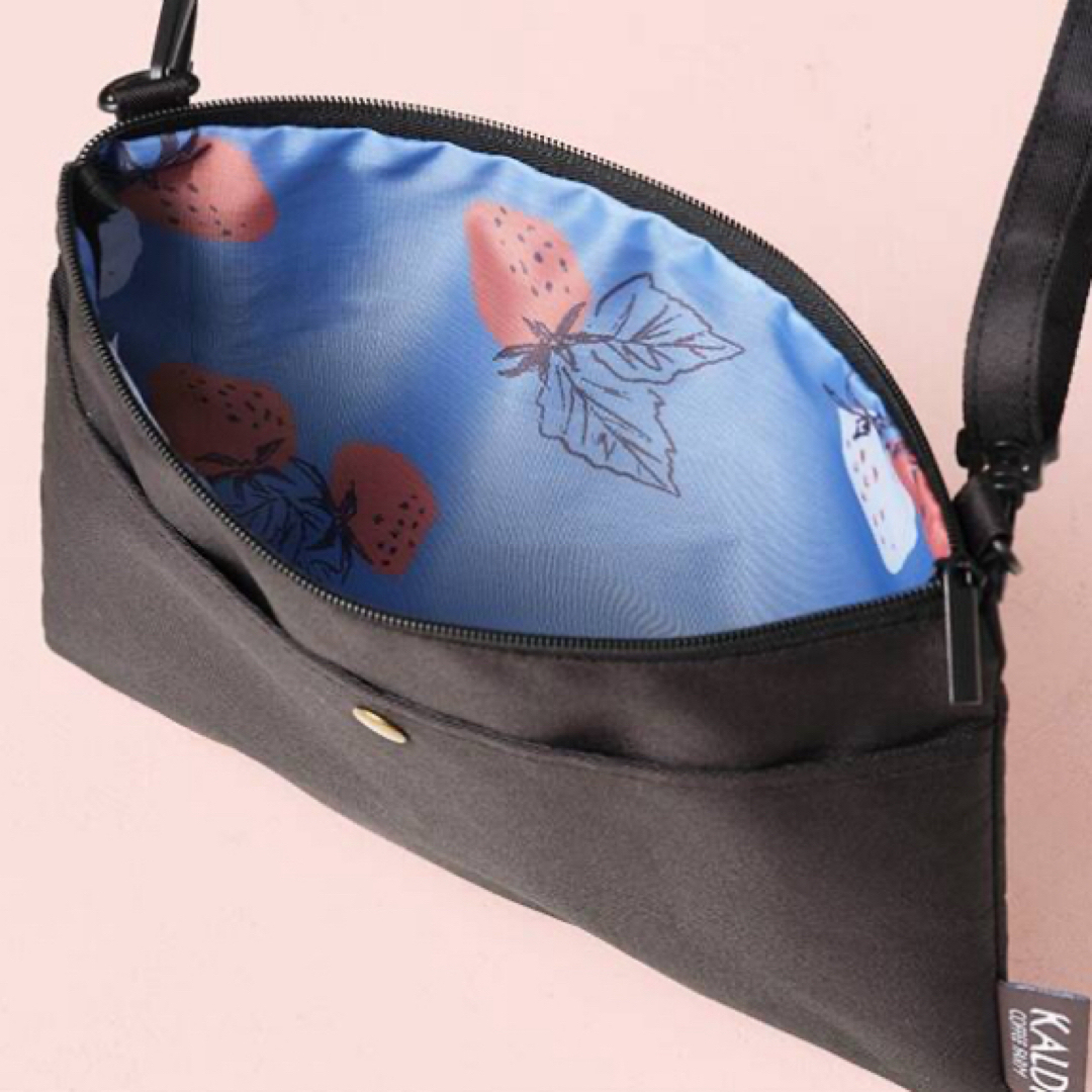 KALDI(カルディ)のKALDI カルディ いちご柄サコッシュ いちごバッグ レディースのバッグ(ショルダーバッグ)の商品写真
