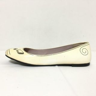 マークバイマークジェイコブス(MARC BY MARC JACOBS)のMARC BY MARC JACOBS(マークバイマークジェイコブス) フラットシューズ 38 レディース - アイボリー×黒 エナメル（レザー）(その他)